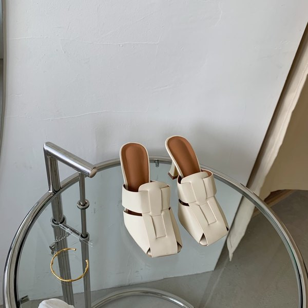 Γυναικείες έκο δερμάτινες παντόφλες σε λευκό και καφέ χρώμα