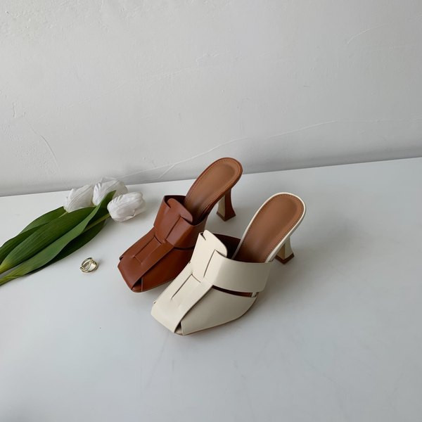 Γυναικείες έκο δερμάτινες παντόφλες σε λευκό και καφέ χρώμα