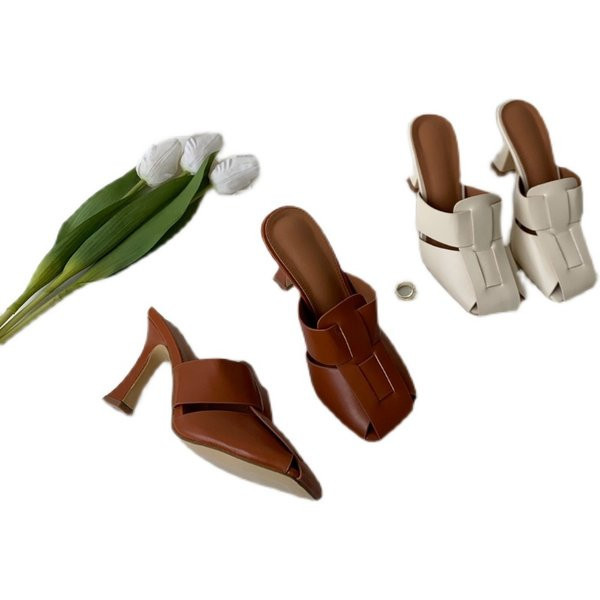 Γυναικείες έκο δερμάτινες παντόφλες σε λευκό και καφέ χρώμα