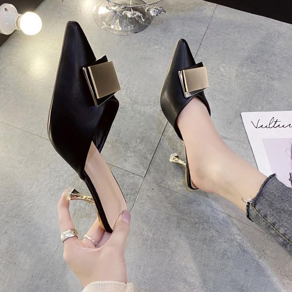 Γυναικείες μυτερές παντόφλες με μεταλλικό στοιχείο και λεπτό τακούνι 