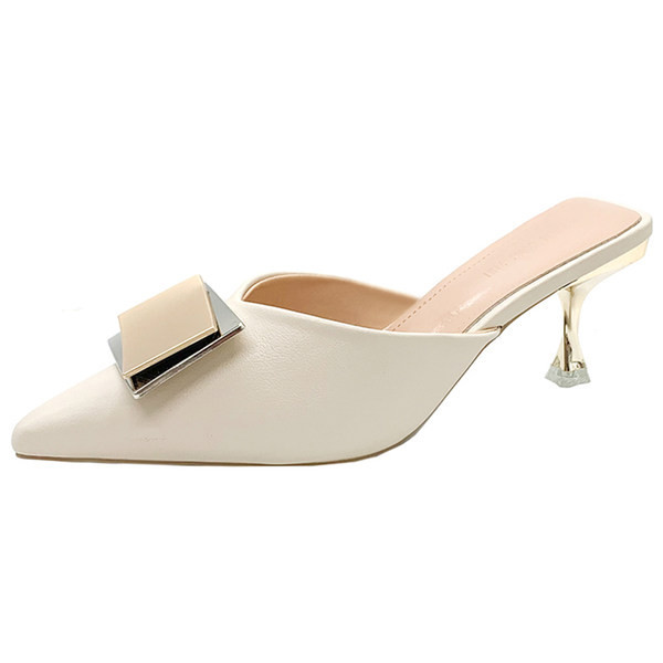 Γυναικείες μυτερές παντόφλες με μεταλλικό στοιχείο και λεπτό τακούνι 