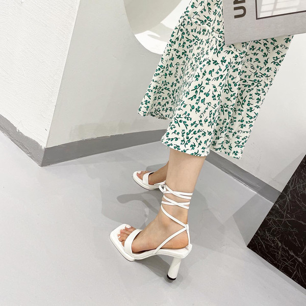 Γυναικεία σανδάλια με κορδόνια και ψηλά τακούνια σε δύο χρώματα