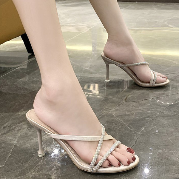 Παντόφλες μοντέρνες γυναικείες με ψηλά τακούνια και λουράκια