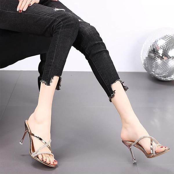 Παντόφλες μοντέρνες γυναικείες με ψηλά τακούνια και λουράκια