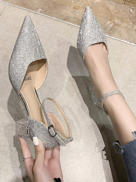 Γυναικεία σανδάλια με μεταλλική στερέωση και γυαλιστερά στοιχεία