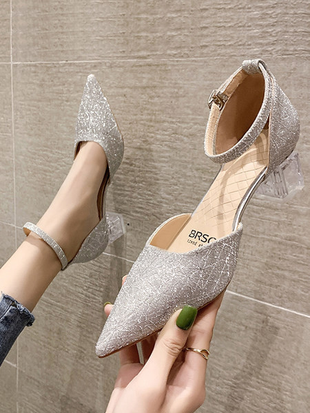 Γυναικεία σανδάλια με μεταλλική στερέωση και γυαλιστερά στοιχεία