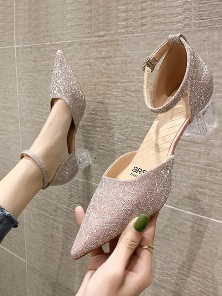 Γυναικεία σανδάλια με μεταλλική στερέωση και γυαλιστερά στοιχεία