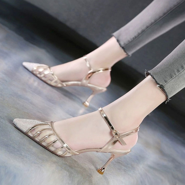 Κομψά παπούτσια - μυτερά μοντέλα