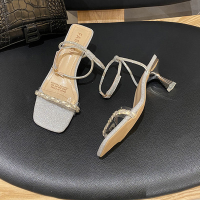 Γυναικεία σανδάλια με αγκράφα και γυαλιστερά σωματίδια