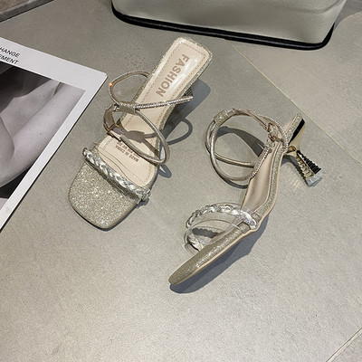 Γυναικεία σανδάλια με αγκράφα και γυαλιστερά σωματίδια