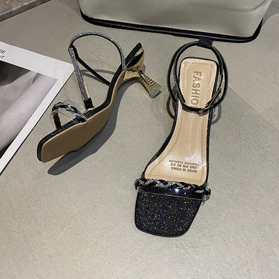 Γυναικεία σανδάλια με αγκράφα και γυαλιστερά σωματίδια