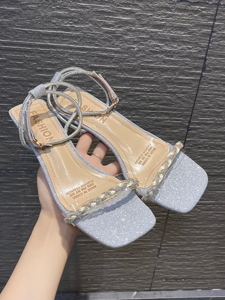 Γυναικεία σανδάλια με αγκράφα και γυαλιστερά σωματίδια