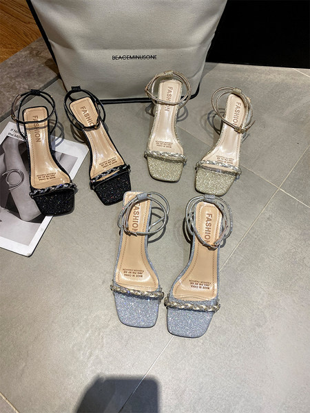 Γυναικεία σανδάλια με αγκράφα και γυαλιστερά σωματίδια