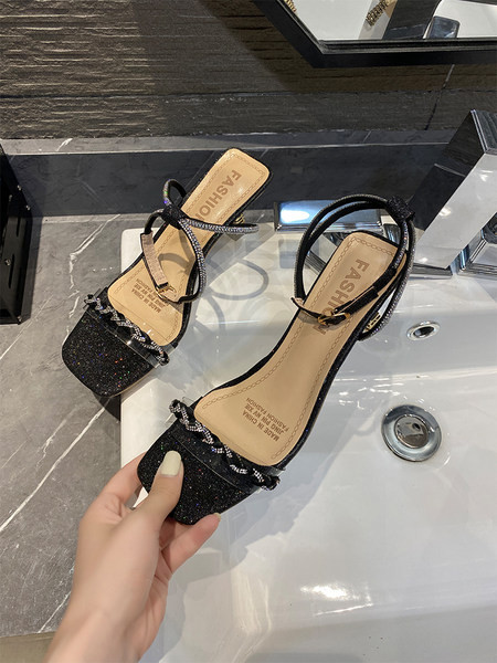 Γυναικεία σανδάλια με αγκράφα και γυαλιστερά σωματίδια