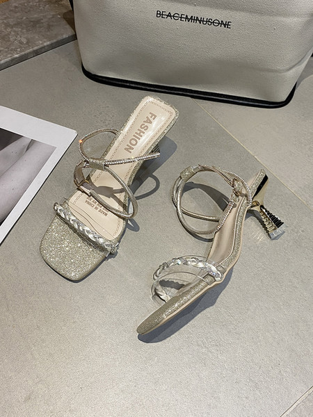 Γυναικεία σανδάλια με αγκράφα και γυαλιστερά σωματίδια