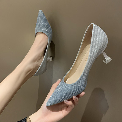 Νέο μοντέλο γυναικεία παπούτσια με τακούνι και γυαλιστερό φινίρισμα