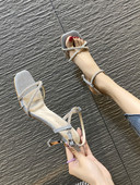 Μοντέρνα γυναικεία σανδάλια με γυαλιστερό εφέ  και τακούνι 7 cm