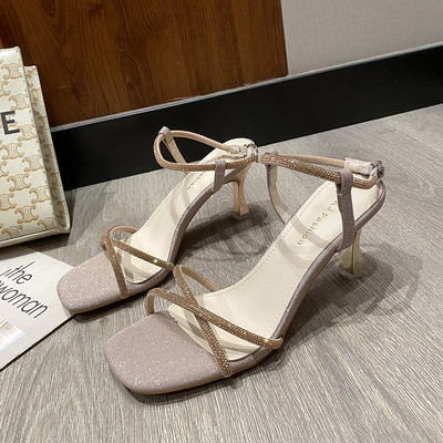 Μοντέρνα γυναικεία σανδάλια με γυαλιστερό εφέ  και τακούνι 7 cm