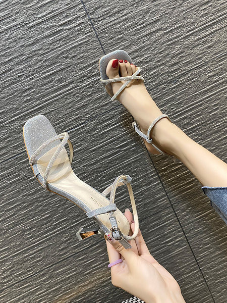 Μοντέρνα γυναικεία σανδάλια με γυαλιστερό εφέ  και τακούνι 7 cm