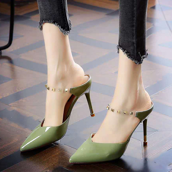 Γυναικείες κομψές παντόφλες μυτερό μοντέλο με τρουξ