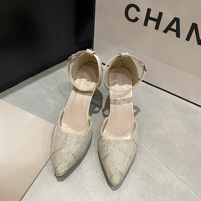 Μυτερό μοντέλο γυναικεία παπούτσια  με λεπτό τακούνι