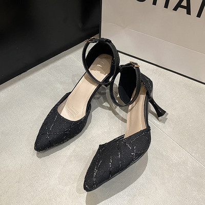 Μυτερό μοντέλο γυναικεία παπούτσια  με λεπτό τακούνι