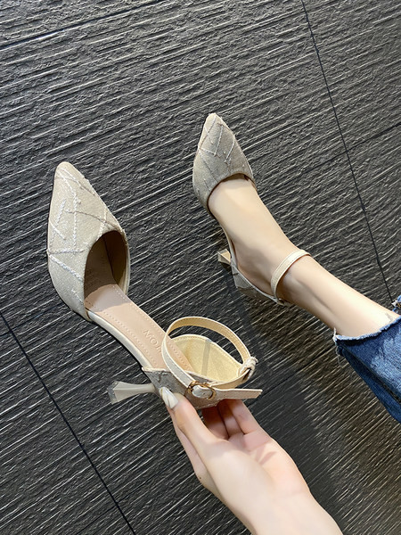 Μυτερό μοντέλο γυναικεία παπούτσια  με λεπτό τακούνι