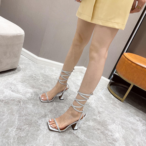 Κομψά γυναικεία σανδάλια με διακοσμητικές πέτρες και  τακούνι σε γκρι χρώμα