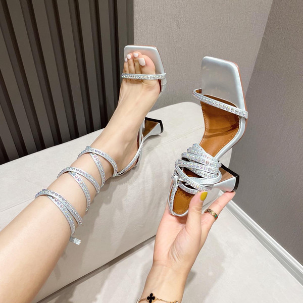 Κομψά γυναικεία σανδάλια με διακοσμητικές πέτρες και  τακούνι σε γκρι χρώμα