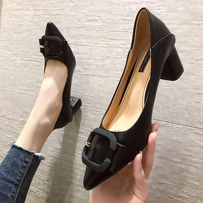 Κομψά γυναικεία  παπούτσια από οικολογικό δέρμα και διακοσμητική αγκράφα