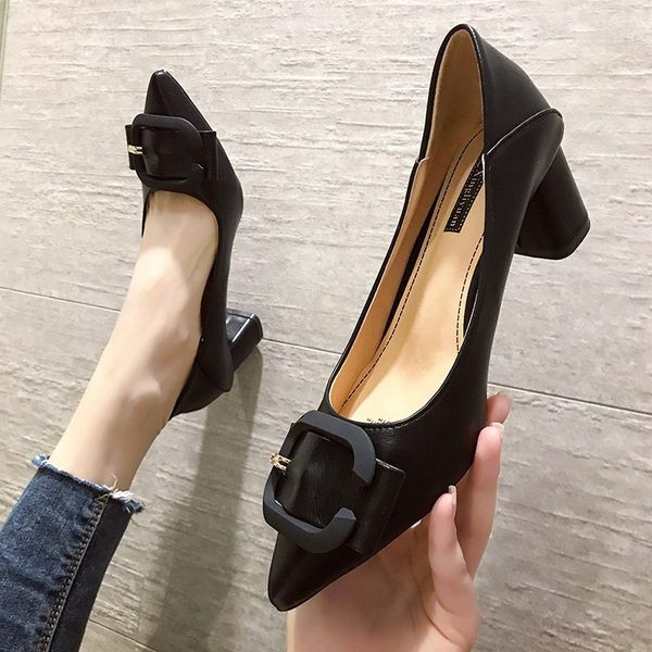 Κομψά γυναικεία  παπούτσια από οικολογικό δέρμα και διακοσμητική αγκράφα