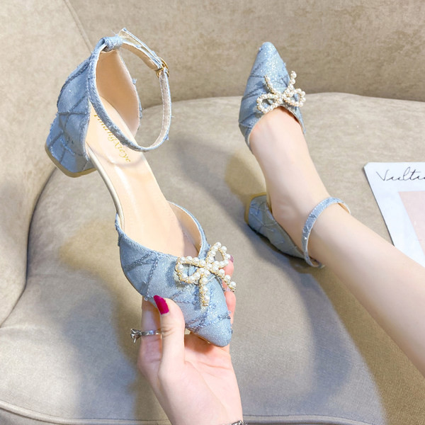 Naiste terava otsaga sandaalid pandla ja pärlipaelaga