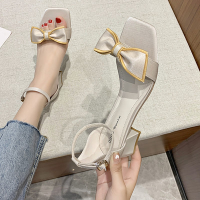 Καθημερινά σανδάλια με τετράγωνο τακούνι και μεταλλικό κούμπωμα για γυναίκες