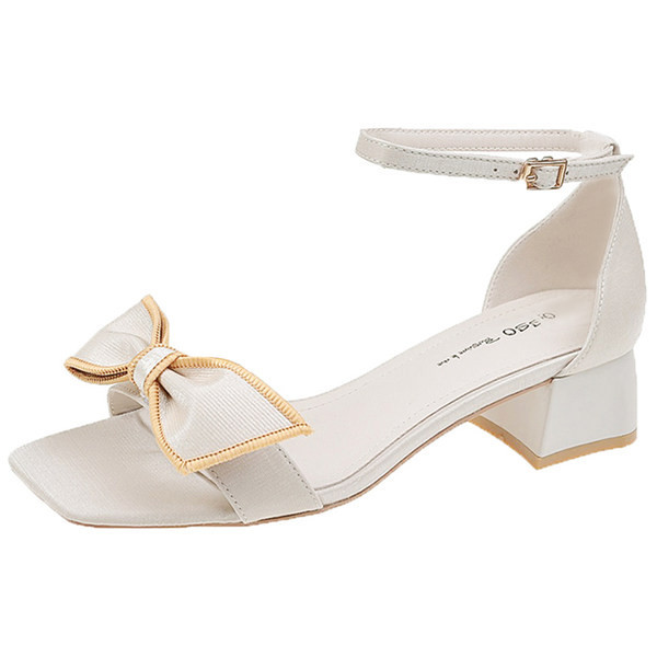 Καθημερινά σανδάλια με τετράγωνο τακούνι και μεταλλικό κούμπωμα για γυναίκες