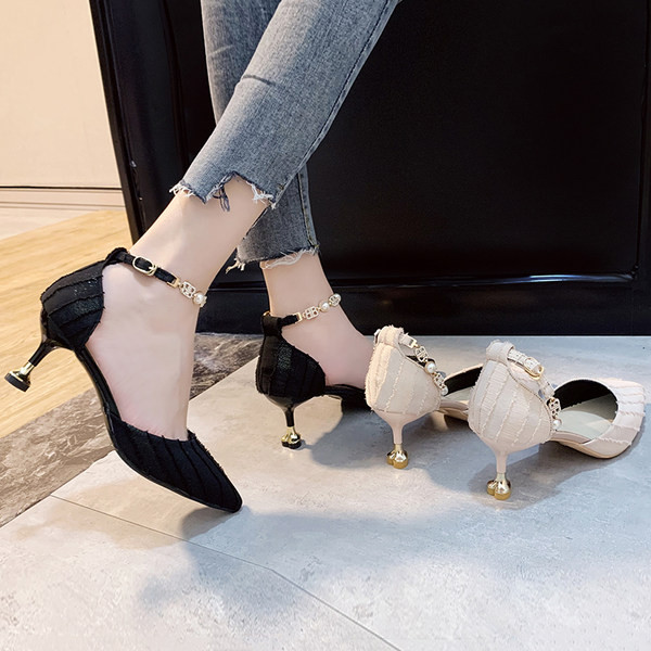 Κομψά γυναικεία παπούτσια με πέρλες και τακούνι