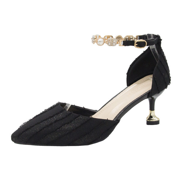 Κομψά γυναικεία παπούτσια με πέρλες και τακούνι