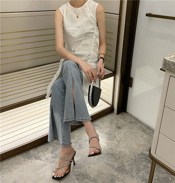 Naiste kivikestega ja õhukese kontsaga mustad sussid