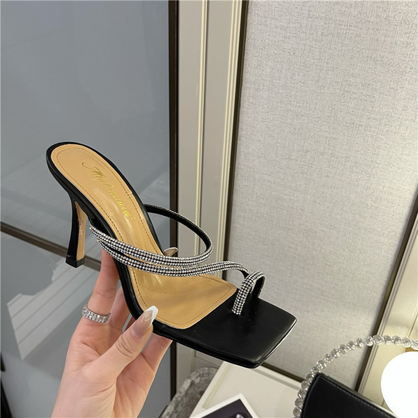 Naiste kivikestega ja õhukese kontsaga mustad sussid