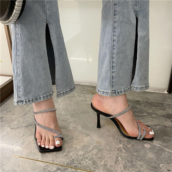 Naiste kivikestega ja õhukese kontsaga mustad sussid