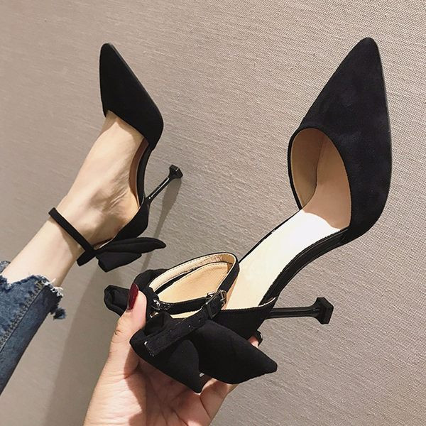 Μοντέρνα γυναικεία μυτερά παπούτσια με τακούνι 8 cm