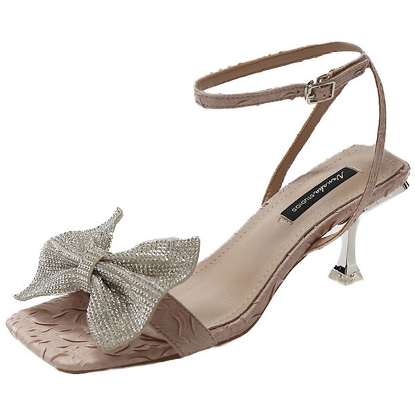 Metallist kinnitusega ja dekoratiivkividega naiste sandaalid