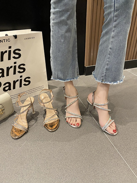 Κομψά γυναικεία σανδάλια με λεπτό τακούνι 9,5 cm και πέτρες διακόσμησης