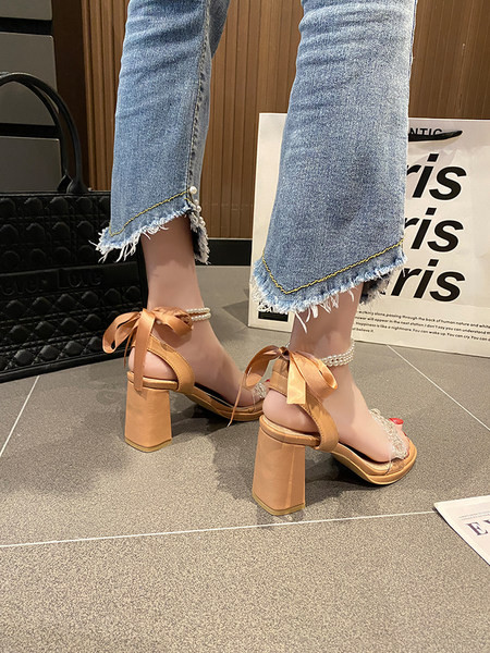 Γυναικεία σανδάλια με χοντρό τακούνι και λουράκι από πέρλες