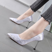 Γυναικεία παπούτσια μυτερά μοντέλο με ψηλά τακούνια σε δύο χρώματα