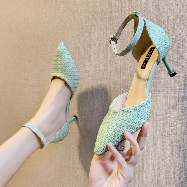 Μοντέρνα μυτερά παπούτσια με λουράκι