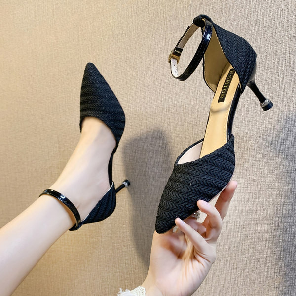 Μοντέρνα μυτερά παπούτσια με λουράκι