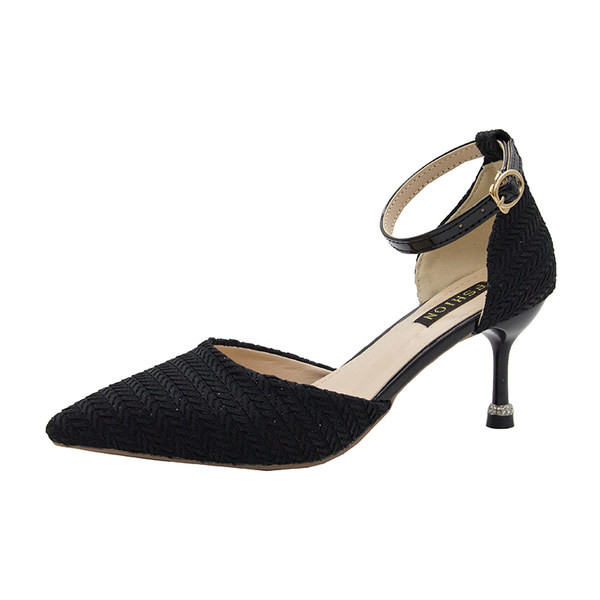 Μοντέρνα μυτερά παπούτσια με λουράκι