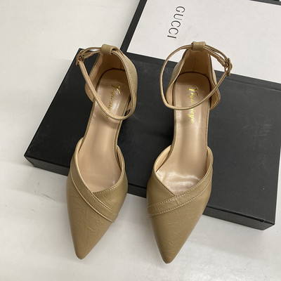 Μυτερό μοντέλο γυναικεία παπούτσια από οικολογικό δέρμα με λουράκια