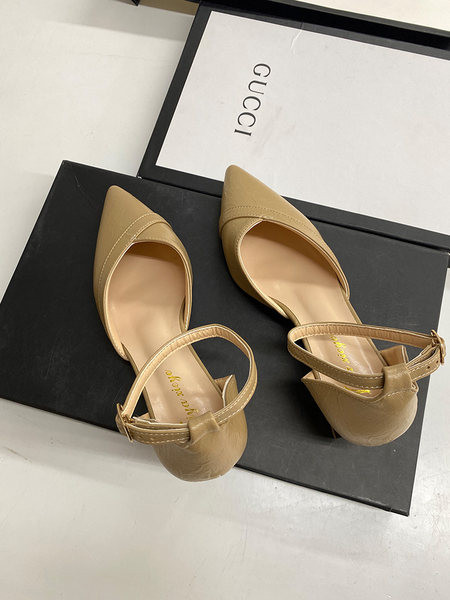 Μυτερό μοντέλο γυναικεία παπούτσια από οικολογικό δέρμα με λουράκια