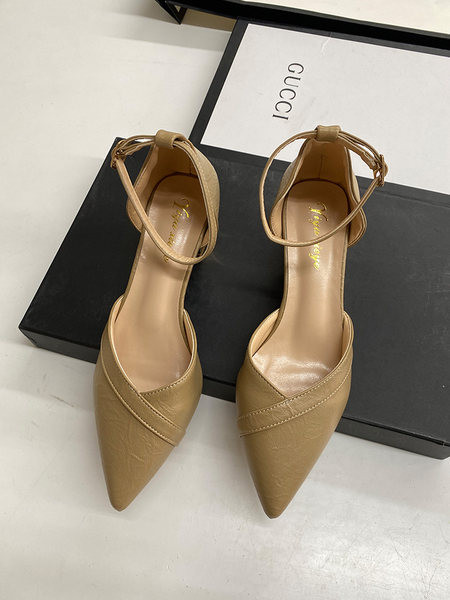 Μυτερό μοντέλο γυναικεία παπούτσια από οικολογικό δέρμα με λουράκια